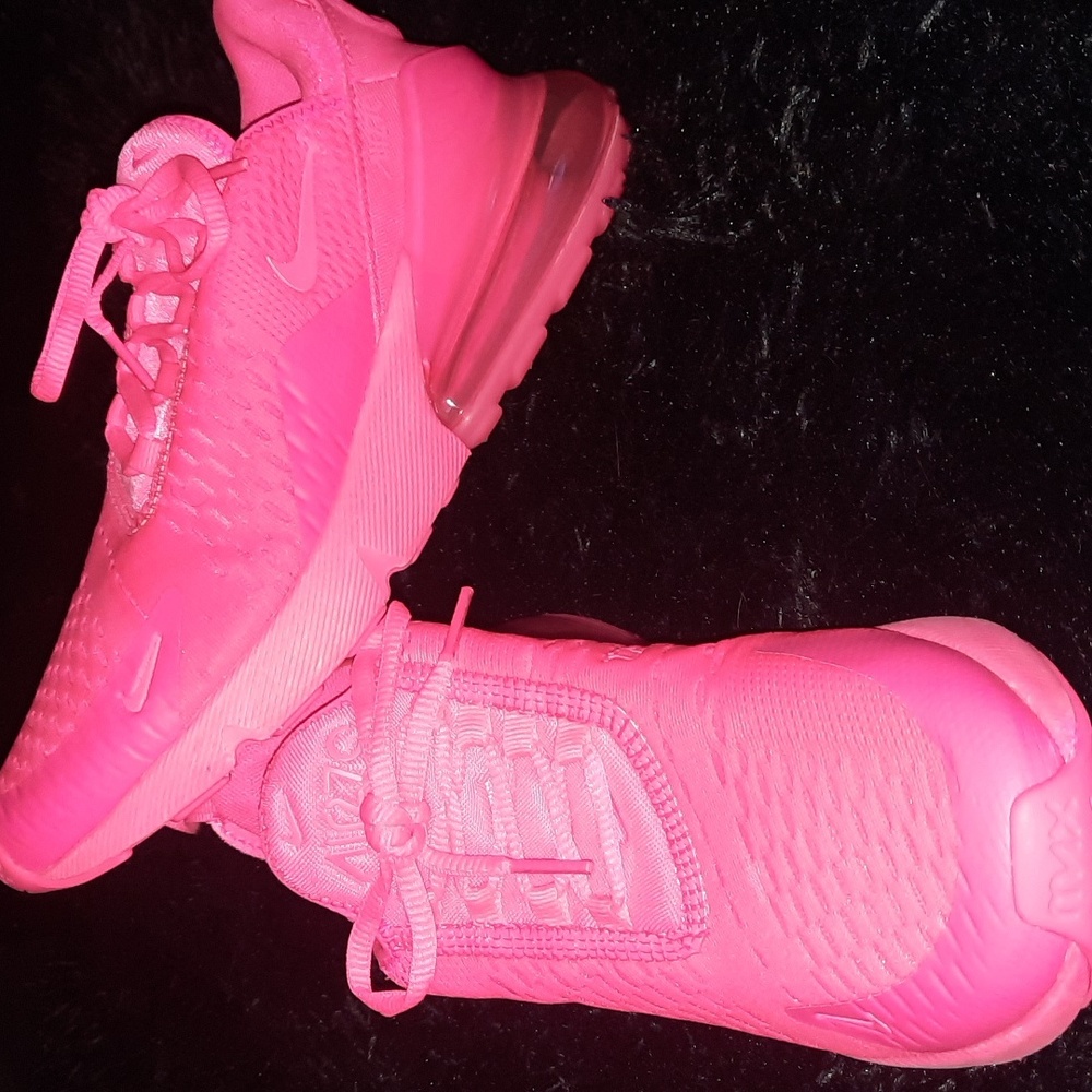 Neon pink nike airmax 270